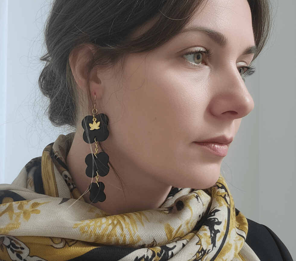 Boucles d'oreilles Fleurs, en cuir noir